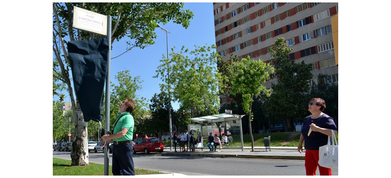 Foto portada: membre de l'AA.VV Covadonga destapant simbòlicament la plaça d'Antoni Farrés. Autor: J.d.A.