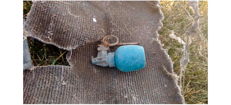 Foto portada: la granada trobada aquest dilluns a Sant Pau de riu-Sec. Autor: Policia Municipal / cedida.