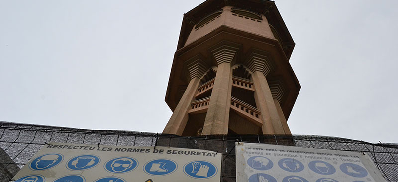 Foto portada: tanques d'obra a la torre de l'aigua, aquest dimecres. Autor: David B.