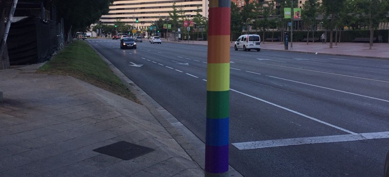 Un adhesiu de la bandera irisada a l'avinguda Francesc Macià. Autor: Ajuntament / cedida.