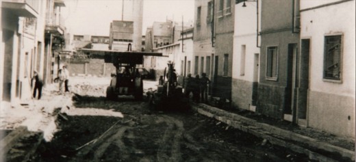 Asfaltado de la calle Bergara en 1981. Foto vía AAVV Ca n'Oriac. 