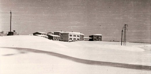 El colegio Miquel Carreras, en 1962, durante la gran nevada. Foto vía AAVV Ca n'Oriac