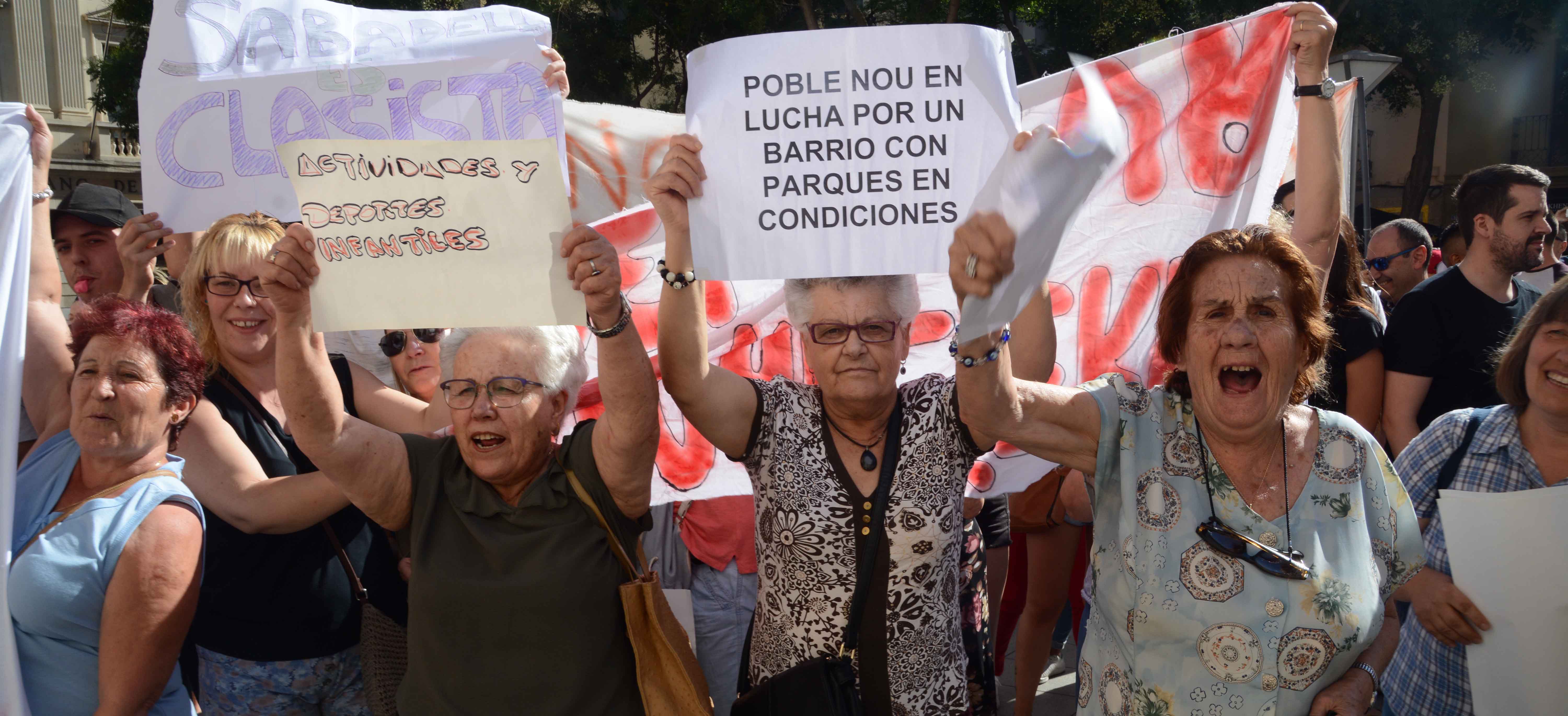 Foto portada: veïns del Poblenou, a les portes del consistori. Autor: R.Benet.