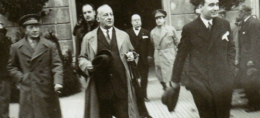 El dictador Primo de Rivera (al centre) sortint de l’ajuntament de Sabadell el 21 de gener de 1929 amb l’alcalde Relat a la dreta. Autor: Francesc Casañas Riera (AHS)