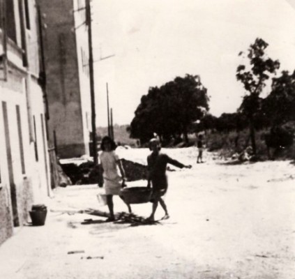 Transporte de agua potable en 1960. Foto vía web de la AAVV Ca n'Oriac.
