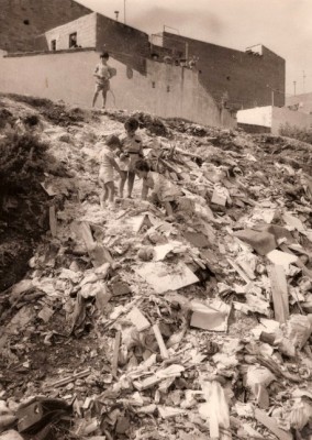 Vertedero de basura en la actual Ronda Navacerrada, el año 1976. Foto vía AAVV Ca n'Oriac