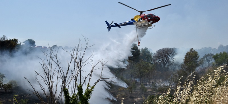 Foto portada: un helicòpter remullant la zona. Autor: J.d.A.