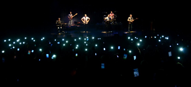 Foto portada: un moment del concert, amb les pantalles dels mòbils enfocant 'Els Amics...'. Autor: David B.