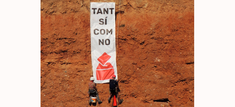 Membres del col·lectiu Tant sí com no penjant la pancartes a Sant Nicolau. Autor: cedida.