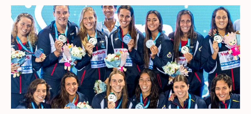 Foto portada: les waterpolistes espanyoles, amb la medalla. Autor: RFEN.