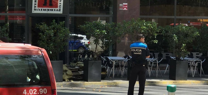 Foto portada: un moment de l'operatiu policial. Autor: El nou informer de Sabadell via Facebook.