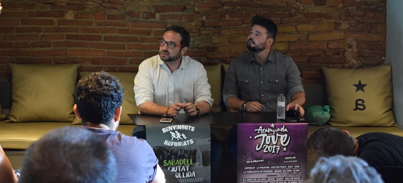 Juli Fernàndez i Gabriel Rufián en un bar del Centre. Autor: A. Pujadas.