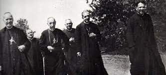 Foto portada: Lluís Carreras a la dreta del grup amb el bisbe Comellas de Solsona, el cardenal Vidal i Barraquer, al centre, i el bisbe Perelló de Vic.