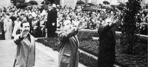 L'alcalde Marcet, al mig, amb altres autoritats, a la creu dels caiguts, al racó del Campanar, l'any 1948. Autor: Carlos Pérez de Rozas / AHS.