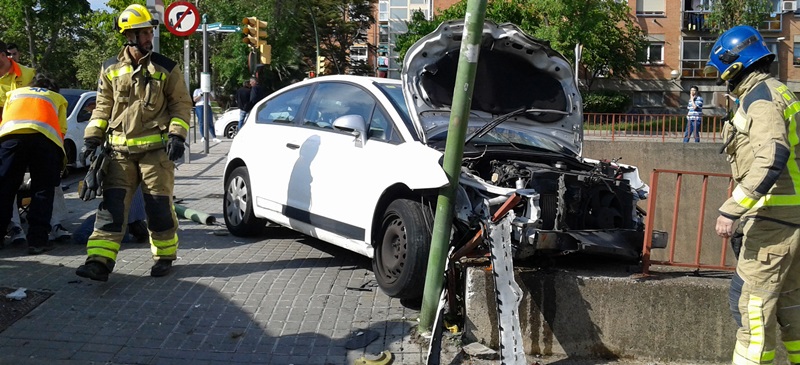 Foto portada: un moment de l'accident. Autor: Policia Municipal / cedida.