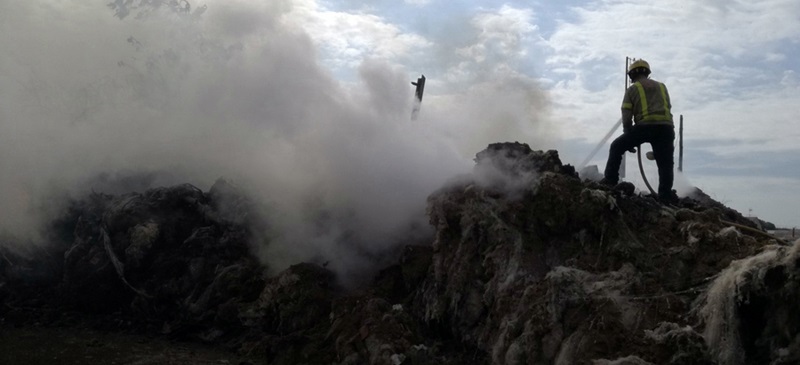 Foto portada: bombers treballant en l'extinció. Autor: @joanberlanga via Twitter.