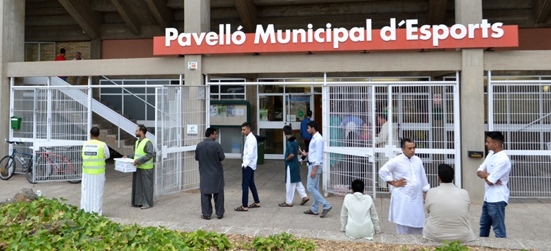 Foto portada: sabadellencs de religió musulmana, al pavelló de Sol i Padrís, al juny. Autor: J.d.A.