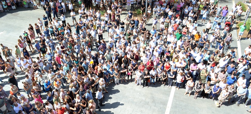 Foto portada: concentració a la plaça Sant Roc, l'endemà dels atemptats. Autor: J.d.A.