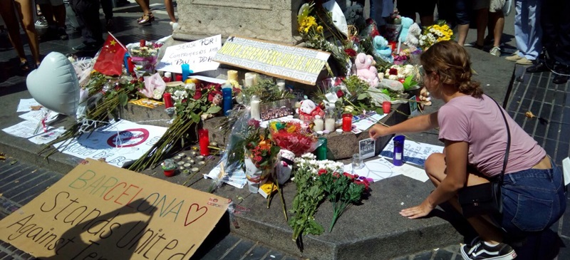 Foto portada: ciutadans deixant flors a les Rambles de Barcelona. Autor: David B.