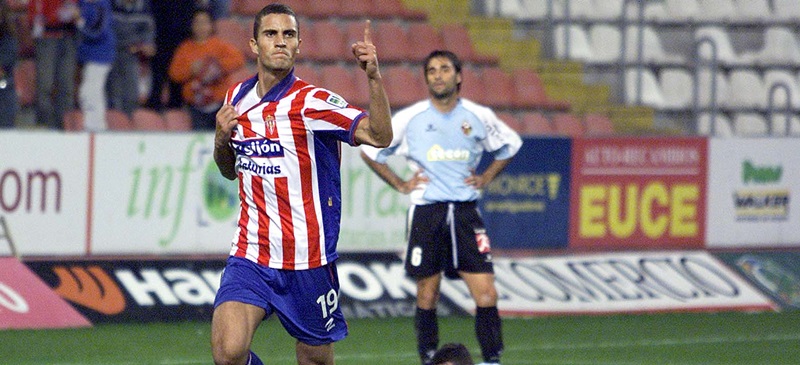 Foto portada: Arthuro, celebrant un gol en la seva època a Gijón.