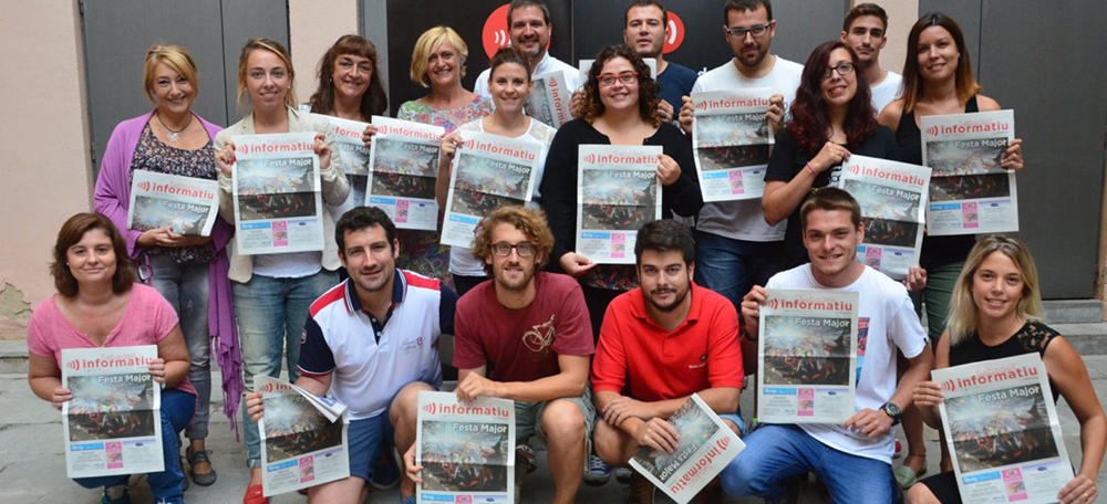 Treballadors de Ràdio Sabadell amb la revista Sabadell Informatiu. Autor: David B
