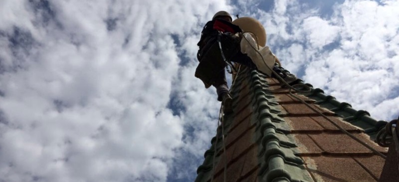 Foto portada: un operari, a la torre. Autor: Ajuntament Sabadell via Twitter.