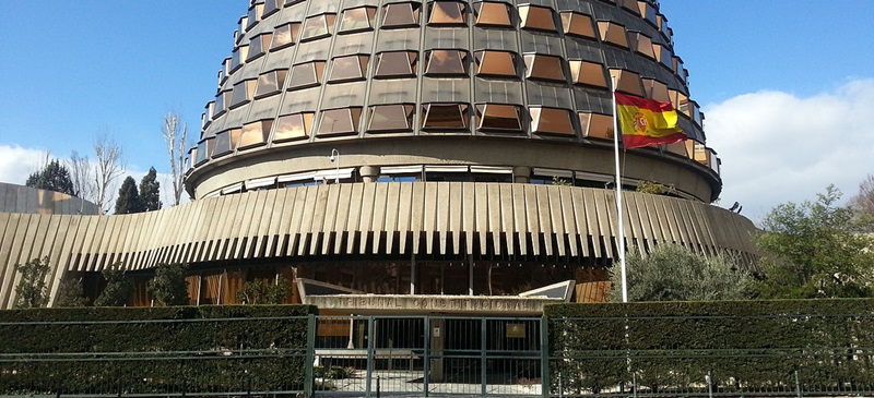 Foto portada: entrada del Tribunal Constitucional.