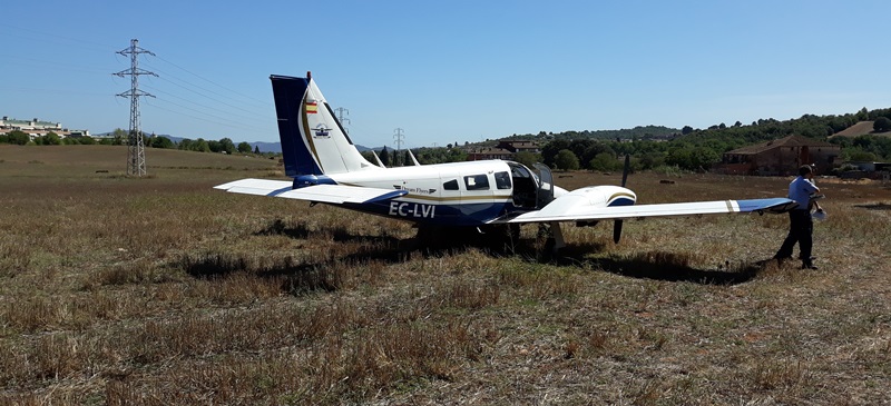 Foto portada: l'avioneta, després d'aterrat. Autor: Ajuntament Sant Quirze / cedida.