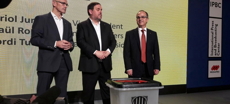 Foto portada: el conseller Raül Romeva, el vicepresident Oriol Junqueras, i el conseller Turull. Autor: @govern via Twitter.