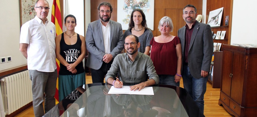 Els regidors Guerrero, Rubio, Fernàndez, Serracant, Ferràndiz, Chacon i Ferràndiz, després de signar el decret de suport a l'1-0. Autor: Ajuntament de Sabadell via Twitter.