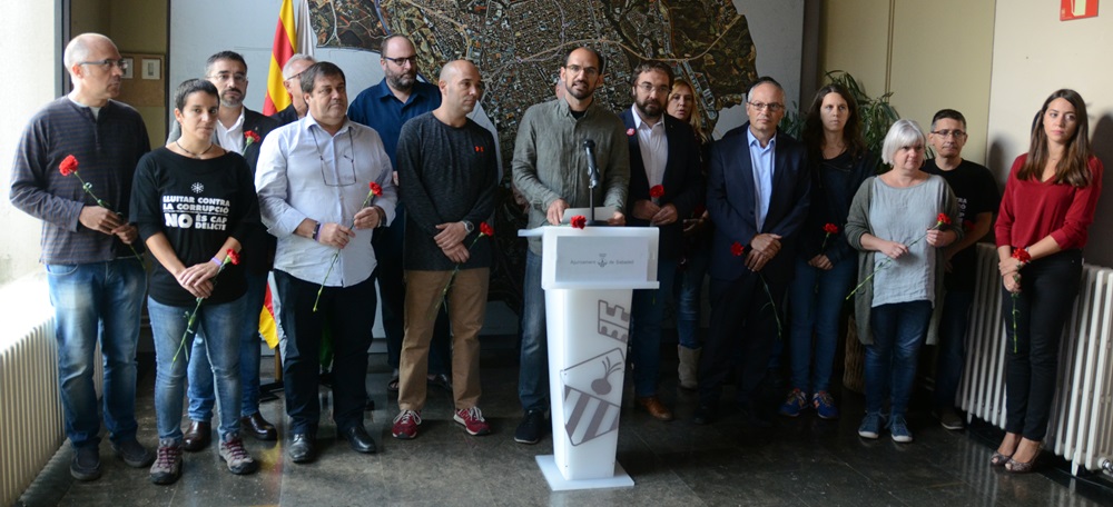 Foto portada: declaració de Serracant, acompanyat de regidors d'UpC, la Crida, ERC, CiU i Guanyem, a més del no adscrit Lluis Monge. Autor: David B.