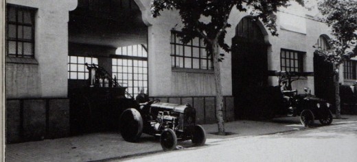 Sortida de vehicles del Parc de Bombers (1933). Autor desconegut/AHS.