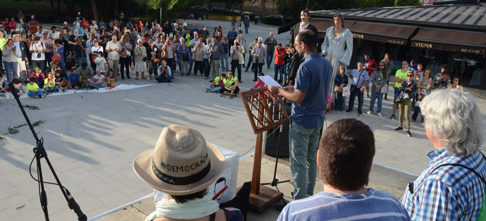 Foto portada: Maties Serracant llegint el manifest a la plaça de l'Argub. Autor: David B.