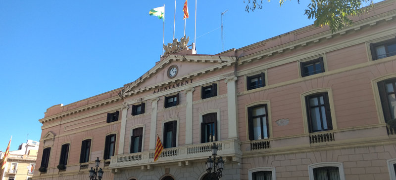 Imatge de l'Ajuntament de Sabadell sense les banderes espanyola i europea l'11 de Setembre de 2017. ACN