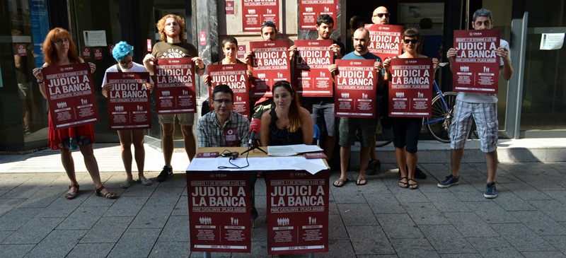 Foto portada: membres de la Crida per Sabadell, presentant el 'Judici a la banca' al carrer de Gràcia. Autor: J.d.A.