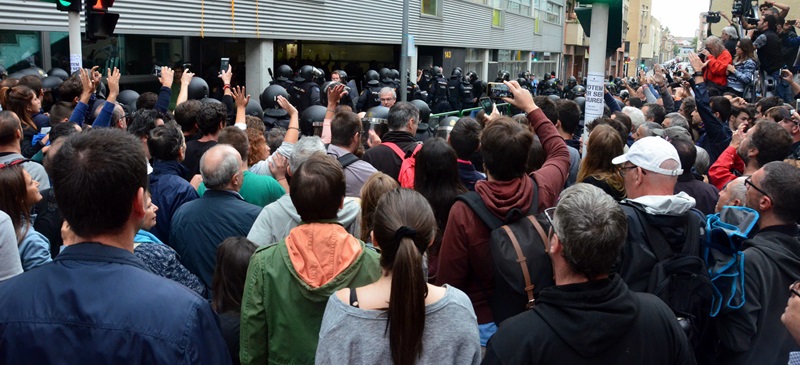 Foto portada: actuació policial a l'escola NOstra Llar. Autor: David B.