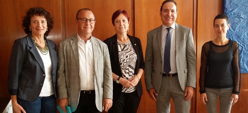 Foto portada: Roser Juan, cap de l'Àrea de Prevenció i Assistència de la UAB; el director general del Consorci Corporació Sanitària Parc Taulí de Sabadell, Joan Martí i López; Margarida Arboix, rectora de la UAB; Diego J. Palao, director executiu de Salut Mental a la Corporació Sanitària Parc Taulí i professor de psiquiatria de la UAB; i Sara Moreno, vicerectora d'Alumnat i Ocupabilitat de la UAB.