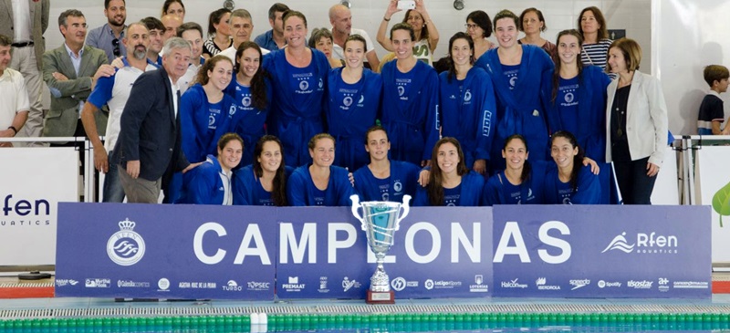Foto portada: l'equip femení, amb la Supercopa d'Espanya. Autor: RFEN.