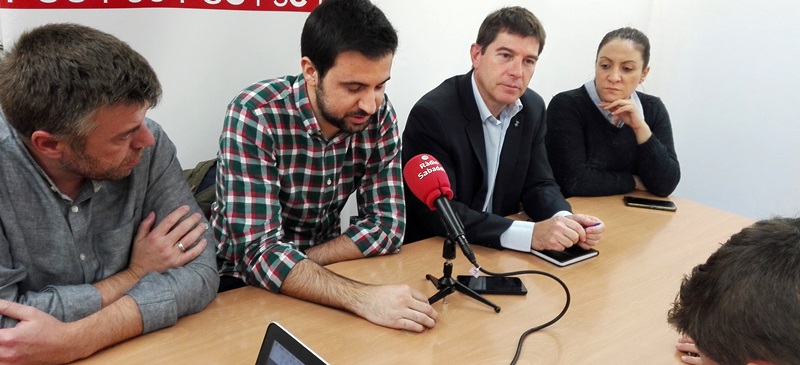 Foto portada: el regidor Cristian Sánchez, Pol Gibert, el portaveu Josep Ayuso i la regidora Anna Carrasco. Autor: PSC / cedida.