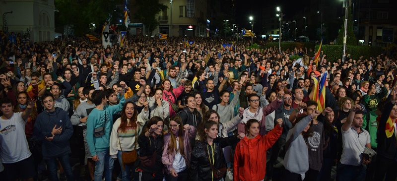 Concentració a la pl. Dr. Robert per seguir els resultats del referèndum. Autor: A. Pujadas.