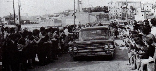 Comitiva del dictador Franco por la carretera de Barcelona camino del Polígono Espronceda.
