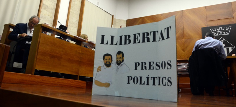 Foto portada: cartell per l'alliberament de Sànchez i Cuixart. Autor: J.d.A.