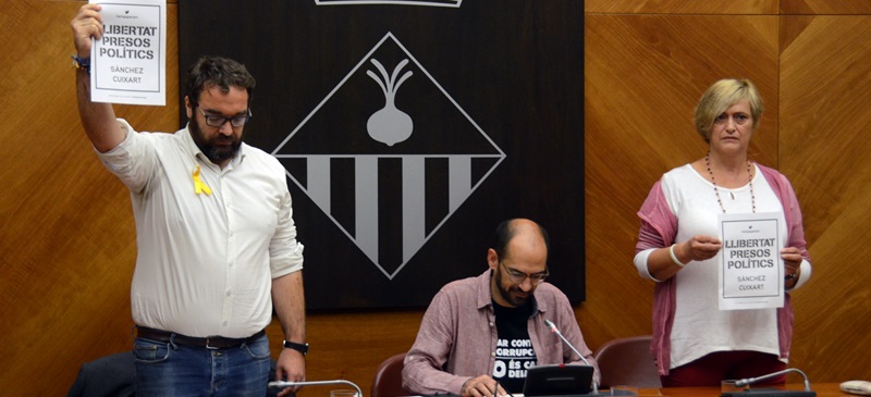 Foto portada: Fernàndez (ERC), l'alcalde llegint la declaració, i Martínez (Guanyem). Autor: David B