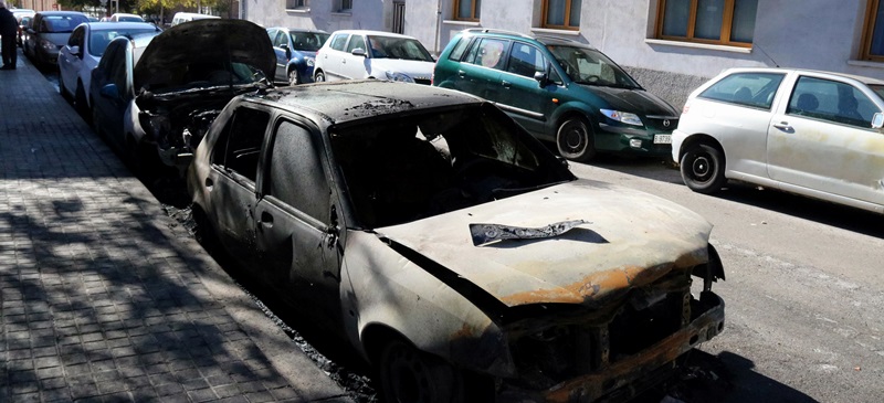 Un dels vehicles calcinats al carrer Castellar del barri de la Creu Alta de Sabadell el 7 de novembre de 2017. (Horitzontal)