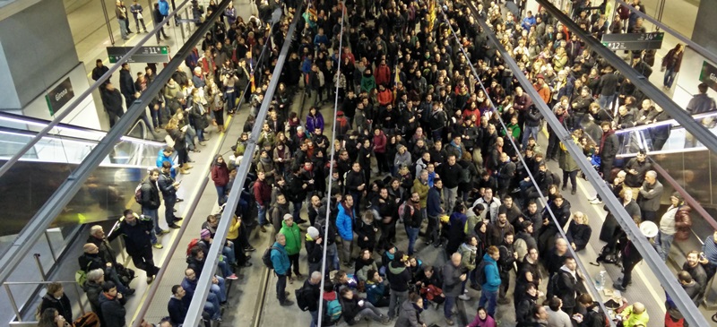 Un grup de manifestants tallant la via de l'AVE a Girona, el 8 de novembre de 2017