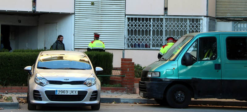 Foto portada: policia al bloc on han passat els fets. Autor. ACN.