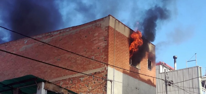 Foto portada: un moment de l'incendi. Foto: cedida.