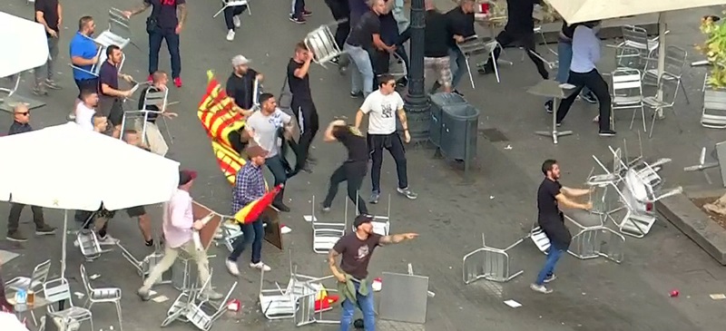 Seguidors radicals d'equips de diferents futbol s'enfronten al Zurich de Barcelona. Pla general de la batussa del 12 d'octubre del 2017. Autor: ACN.