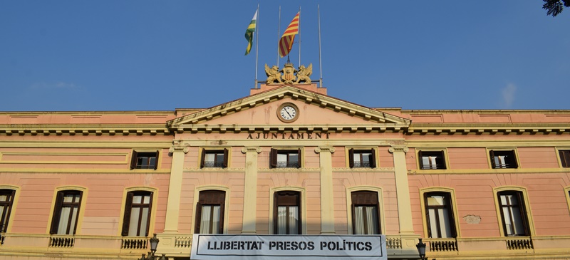 Foto portada: la façana de l'Ajuntament, fa uns dies, sense la bandera espanyola ni l'europea. Autor: David B. 