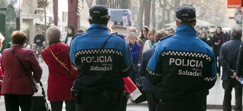 Policías patrullando por la Rambla.